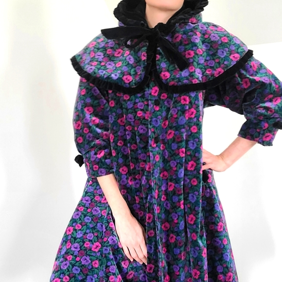 SOLD!! ⭐HOST PICK⭐  VINTAGE - Children's cotton velvet coat with separate hood. - Picture 16 of 16